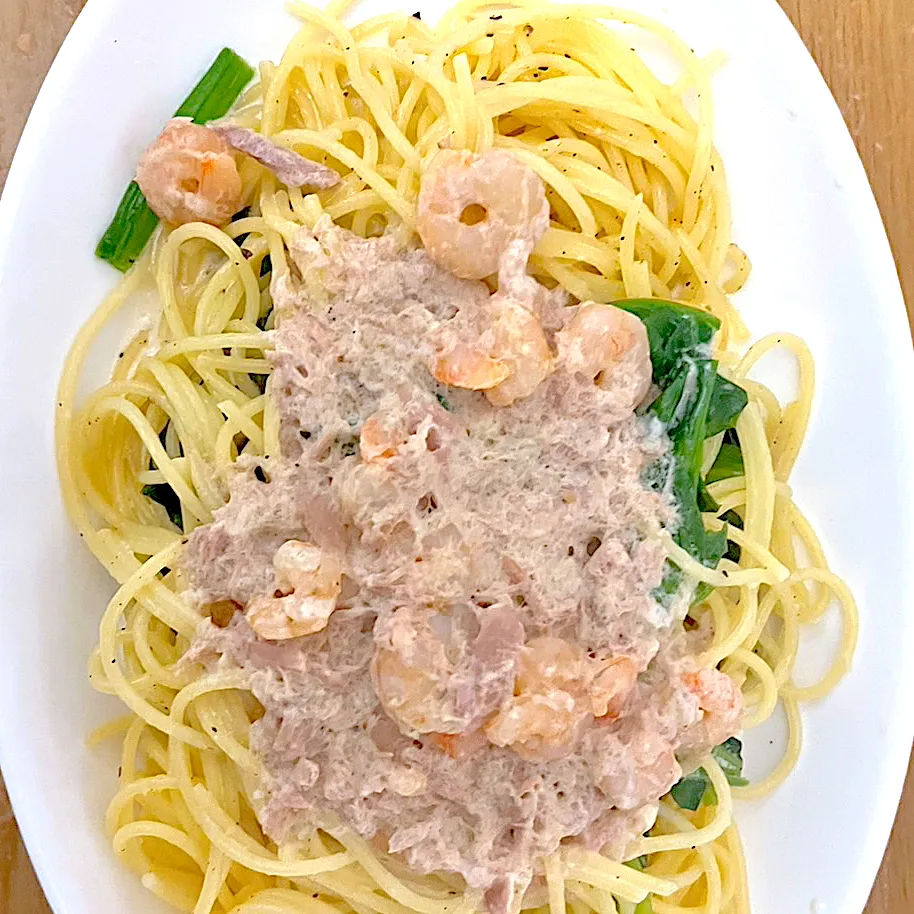 Snapdishの料理写真:エビ、シーチキン🦐ほうれん草のクリームパスタ|miiina・＊・さん