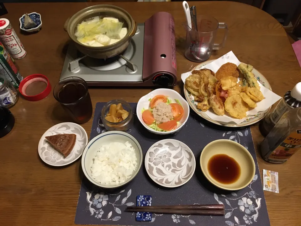 ご飯、湯豆腐鍋、天ぷら盛り合わせ、コロッケ、蟹缶入りサラダ、沢庵、烏龍茶、チョコケーキ(夕飯)|enarinさん