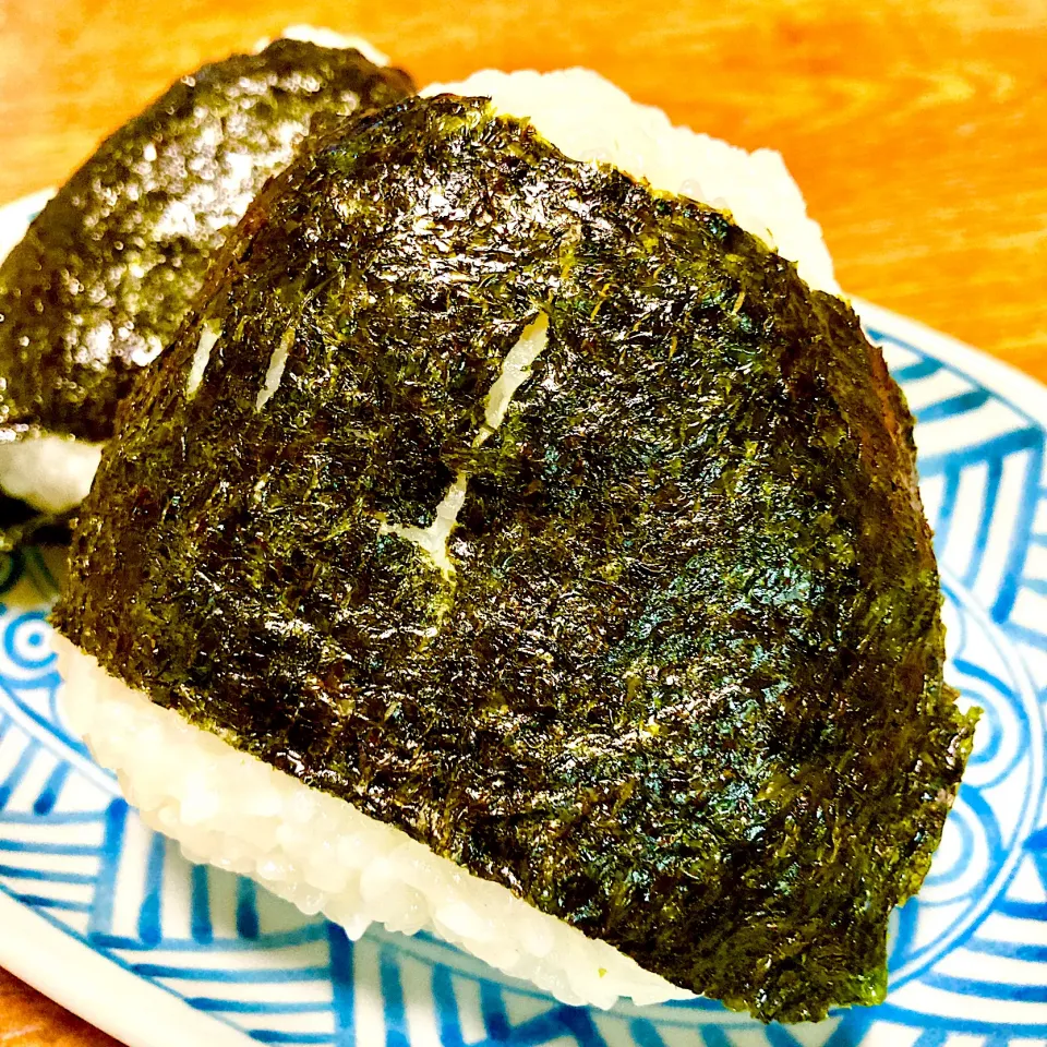 Snapdishの料理写真:炊き立てご飯✨塩むすび🍙|まいりさん