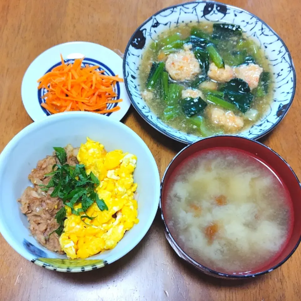 2024 0221　ツナそぼろ　えびしんじょと小松菜の中華煮　にんじん白だしレモンマリネ　なめことわかめのお味噌汁|いもこ。さん