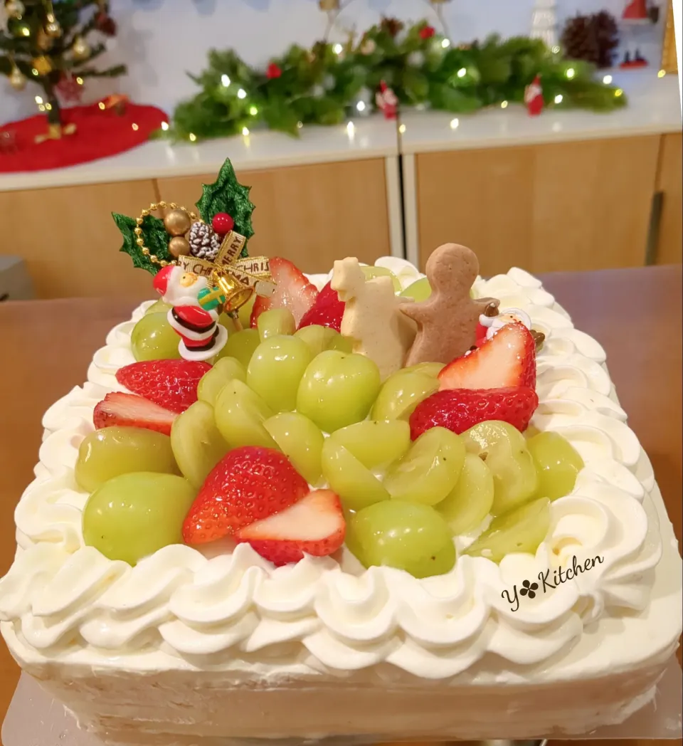 Snapdishの料理写真:過去の投稿です。

第4段♡‧₊˚
2023年クリスマスケーキ.°ʚ(*´˘`*)ɞ°.

春🌸になる前に載せました(笑)

スクエアケーキ*
シャインマスカット&いちご☘

ホイップクリームがふわふわで美味しく大人気*
会社のChristmas Partyに差し入れしました。|yuriさん