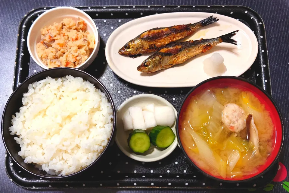 今日の朝ごはん（ごはんは新潟県産こしいぶき、めざし（イワシ丸干し）、卯の花、野菜とつみれのみそ汁、かぶときゅうり漬）|Mars＠釜飯作り研究中さん