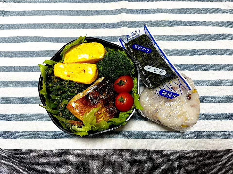 Snapdishの料理写真:昆布鯖塩焼き、だし巻き卵、菊菜のごま和え|jackybeanさん