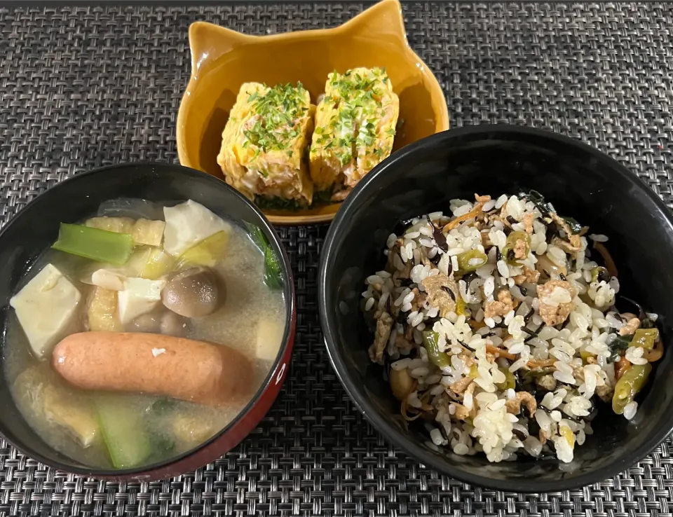 【本日の朝食】ひじきご飯と桜えびの卵焼きと具だくさん味噌汁|まひるさん