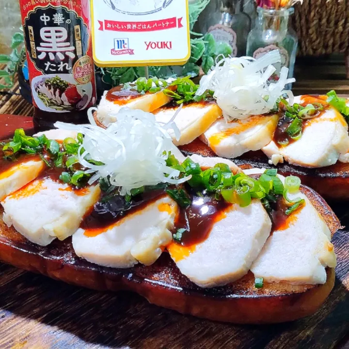 中華風鶏ハムのピリ辛黒たれ掛けオープンサンド|ayaさん