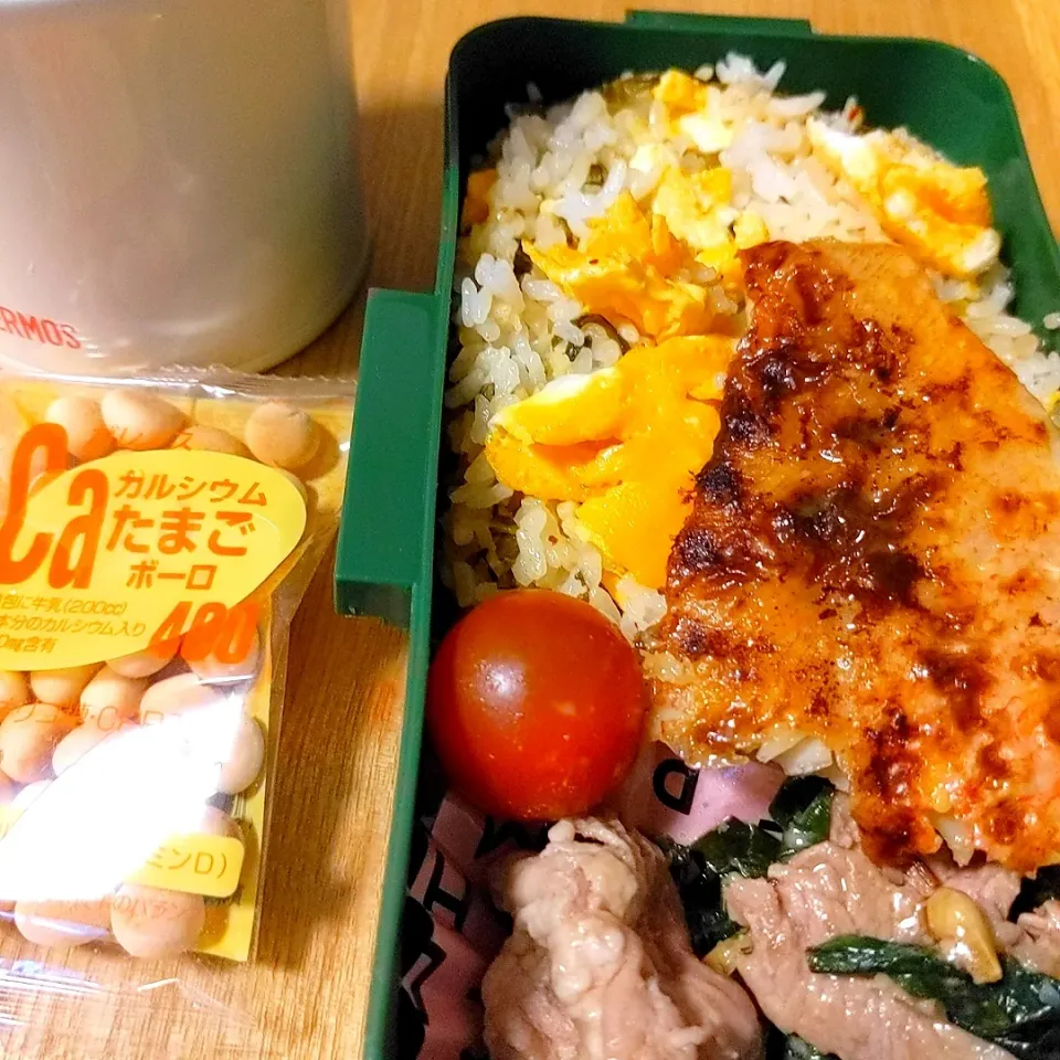 Snapdishの料理写真:息子弁当→私の朝ご飯へ。。。／高菜炒飯／赤魚の西京焼き／豚肉とほうれん草の炒め物←塩糀パウダーでお肉柔らか。粒味噌でコク増し／具沢山お味噌汁／カルシウムボーロ|チョコさん