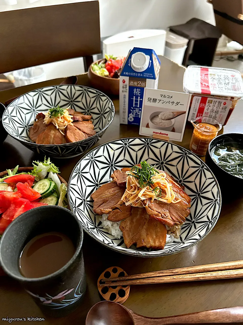 Snapdishの料理写真:由美さんの糀甘酒で焼豚煮ましたからの焼豚丼の朝ごはん。|由美さん