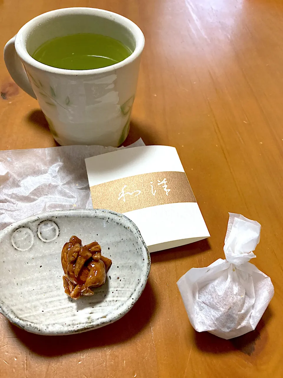 Snapdishの料理写真:和洋というお菓子を頂きました💕高級な感じなので、せっかくなので最高級八女茶と共に。アーモンドがほんのり珈琲味のカラメルに包まれていて優しい甘さで美味しかったです🙏|さくたえさん