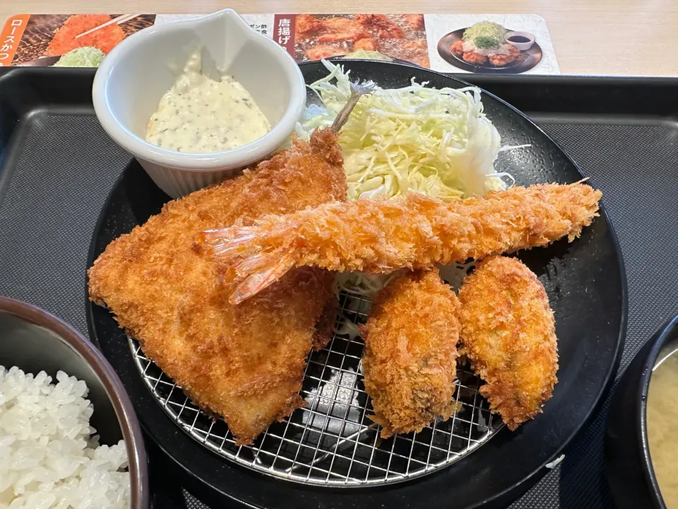 Snapdishの料理写真:海鮮3種盛合せ定食|buhizouさん