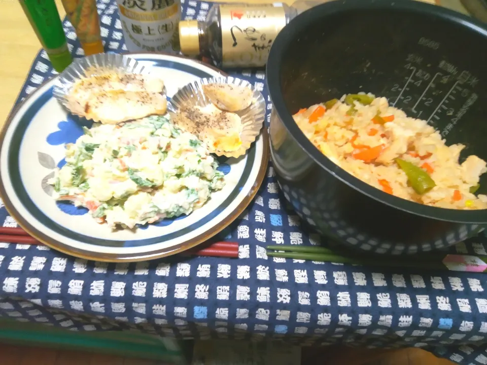 今日の夕飯。鳥肉の混ぜご飯。
ポテサラと鳥肉の蒸物。|りささん