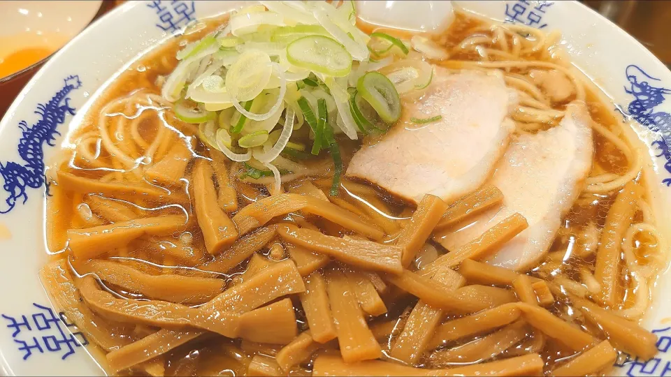 【1956年創業】
中華そば 共楽
竹の子そば (葱多め、1,000円)
＋麺特盛 (100g、100円)
＋生卵 (別椀、50円)
@銀座2分、銀座一丁目、東銀座
(JR有楽町駅から徒歩6分)
24047 (49,570)|大脇さん