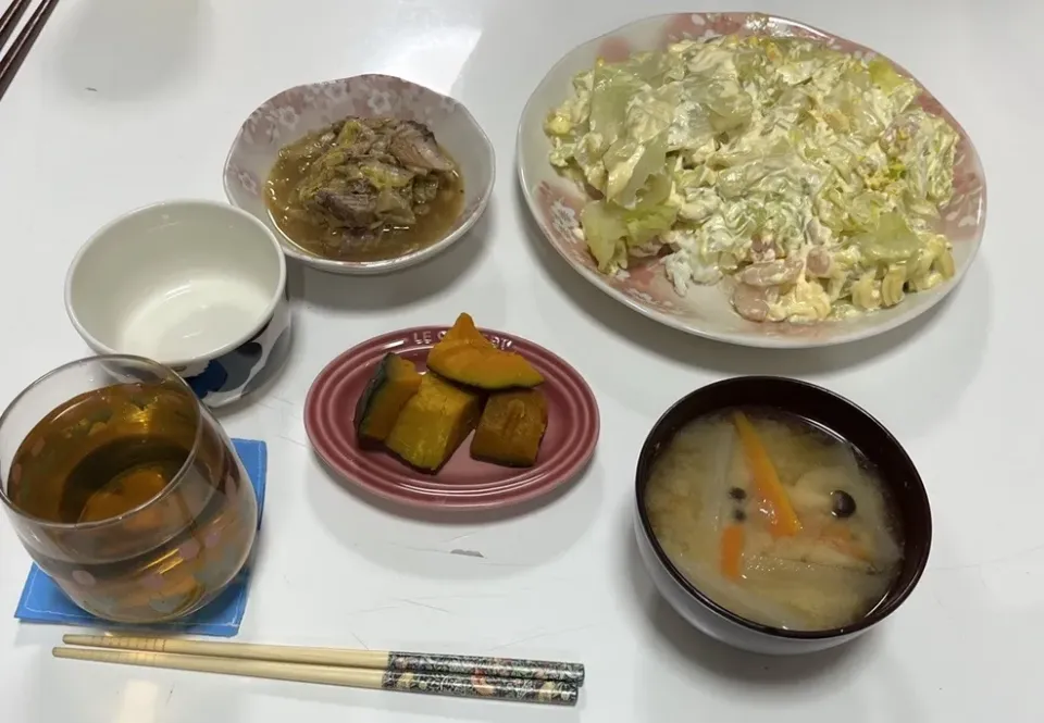 Snapdishの料理写真:晩御飯☆サラダ（エビ・卵・キャベツ）☆白菜と鯖缶の旨煮☆かぼちゃの煮物☆みそ汁（大根・人参・しめじ）|Saharaさん