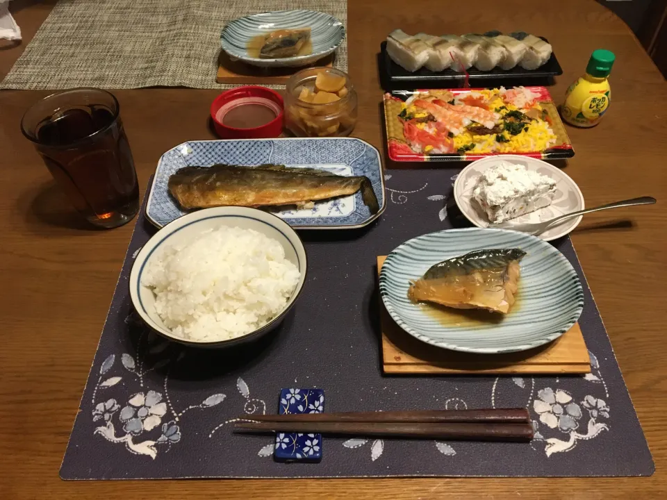 ご飯、鯖味噌煮、ほっけの塩焼き、海老入りちらし寿司、昆布締め鯖のバッテラ、沢庵、烏龍茶、ホイップクリームを塗った自家製チョコケーキ(夕飯)|enarinさん