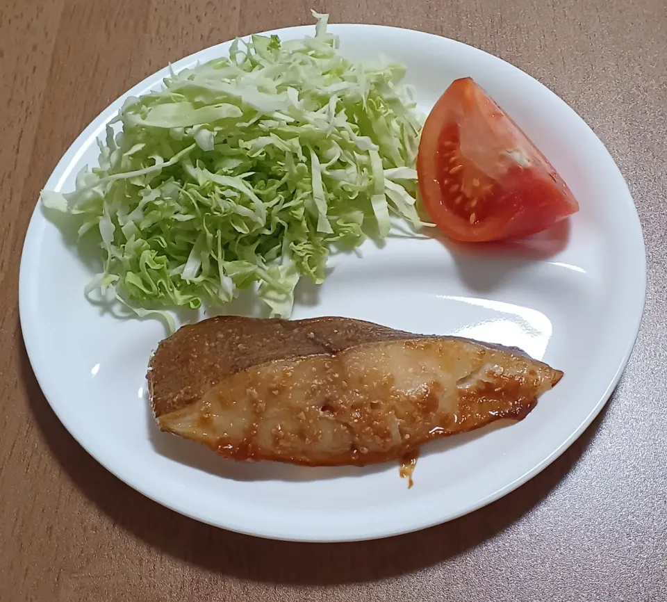 Snapdishの料理写真:カラスカレイの西京漬け
キャベツ
トマト
ご飯🍚|ナナさん