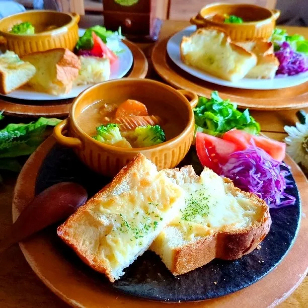 Snapdishの料理写真:休日朝ごはん💕

✾スープカレー
✾チーズトースト
✾紫キャベツマリネ
✾レタス、トマト|さらママさん