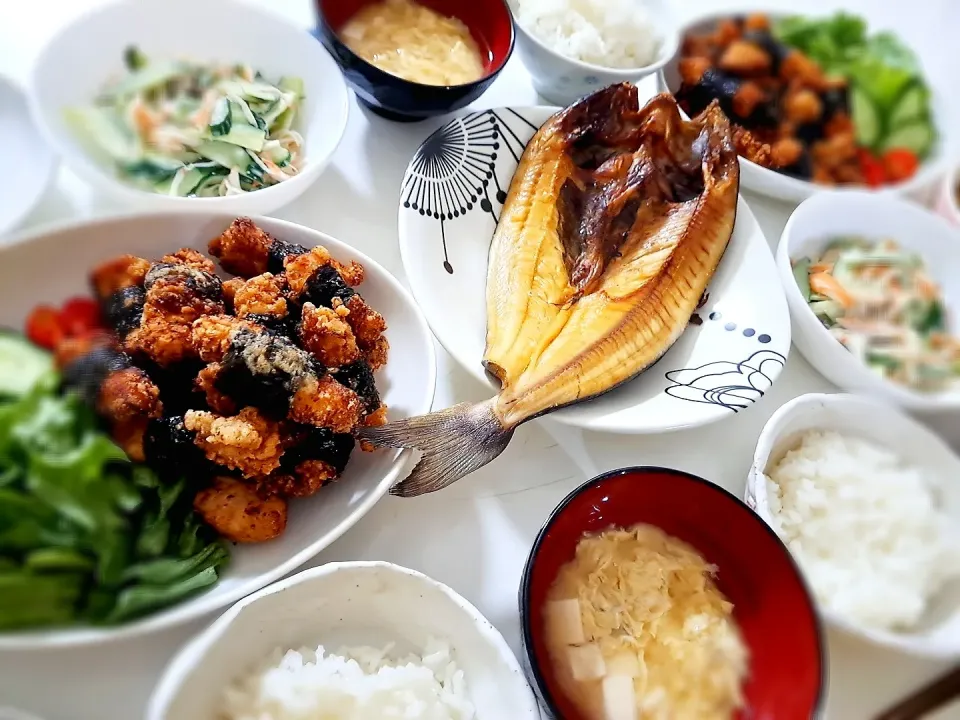 昨日の夕食(*ˊ˘ˋ*)
鶏胸肉の海苔唐揚げ＆サラダ🥗
ホッケ焼き
きゅうりとほぼカニマヨぽんあえ
おみそ汁(しらす、豆腐、卵)|プリン☆さん