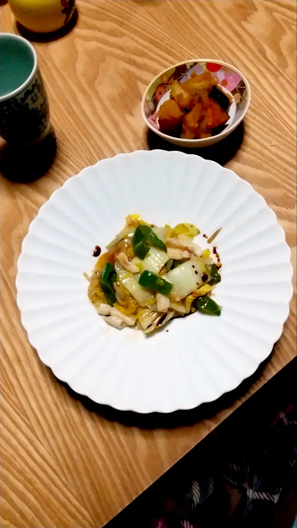 烏賊と白菜の塩炒め
かぼちゃとジャガイモ揚げ煮
ネギ　とりからの素　酒　塩|みやちゃんさん