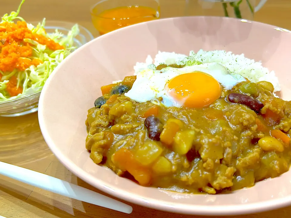 お豆のカレーとにんじんドレッシングのサラダ|Viamomさん