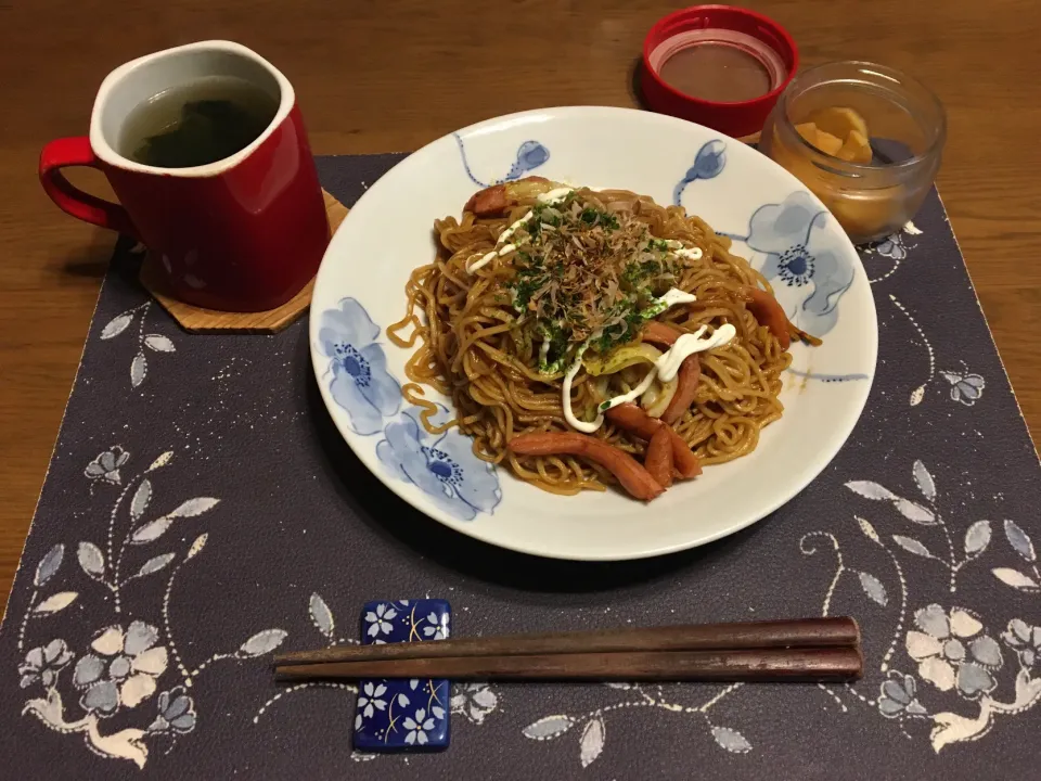 大盛りソース焼きそば、沢庵、タマネギスープ、烏龍茶(昼飯)|enarinさん