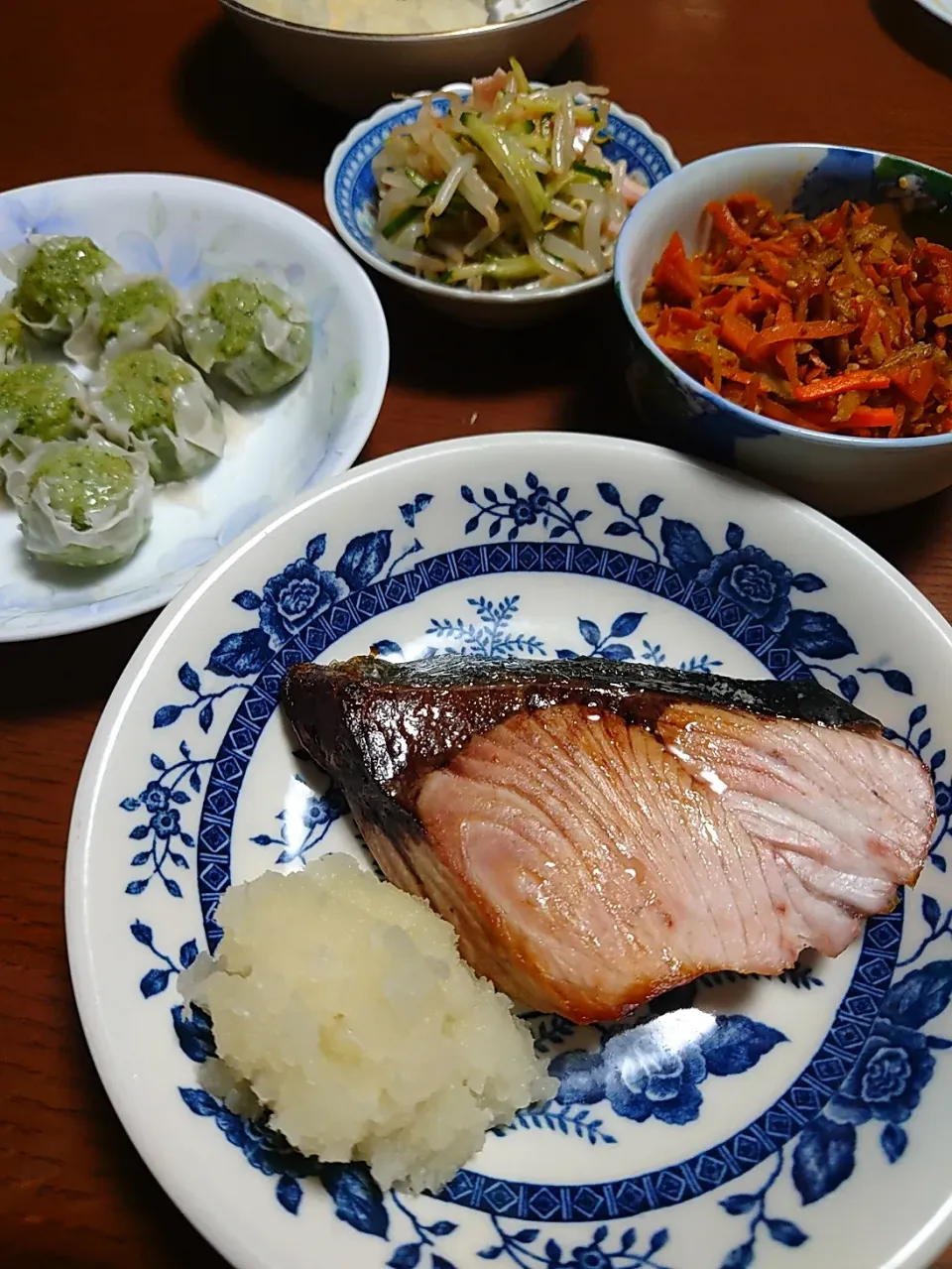 ぶりの塩焼き
きんぴらごぼう
もやしの中華和え
シュウマイ|ぱやさん