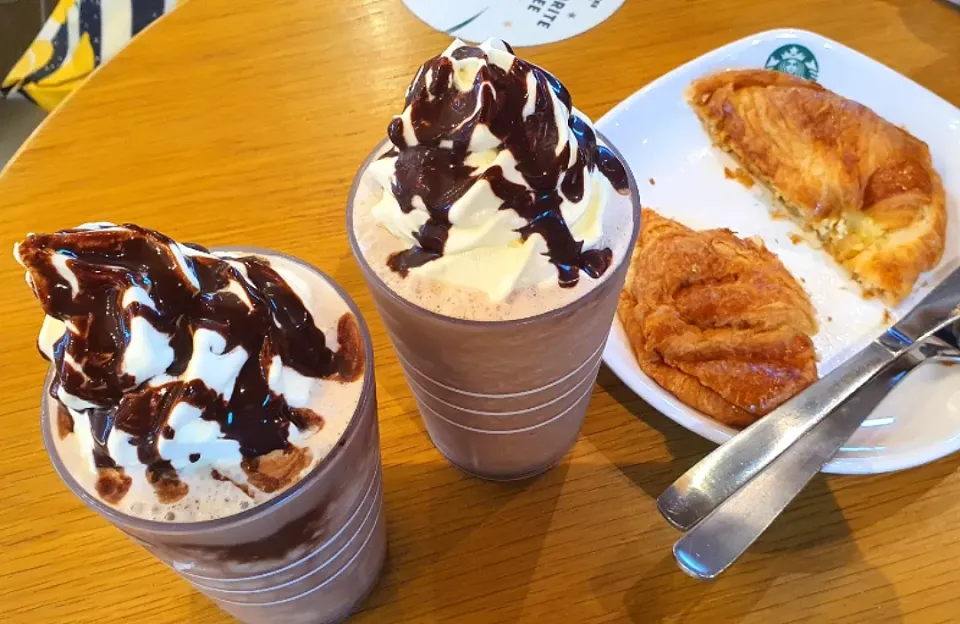 Snapdishの料理写真:Mocha Frapp 😘 rosemary chicken croissant|🌷lynnlicious🌷さん