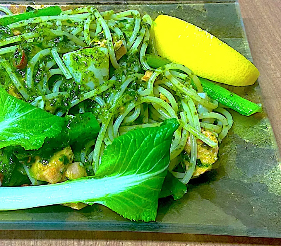 余った刺身(サーモンとホタテ)の和風レモン小松菜ソースパスタ|shikaさん