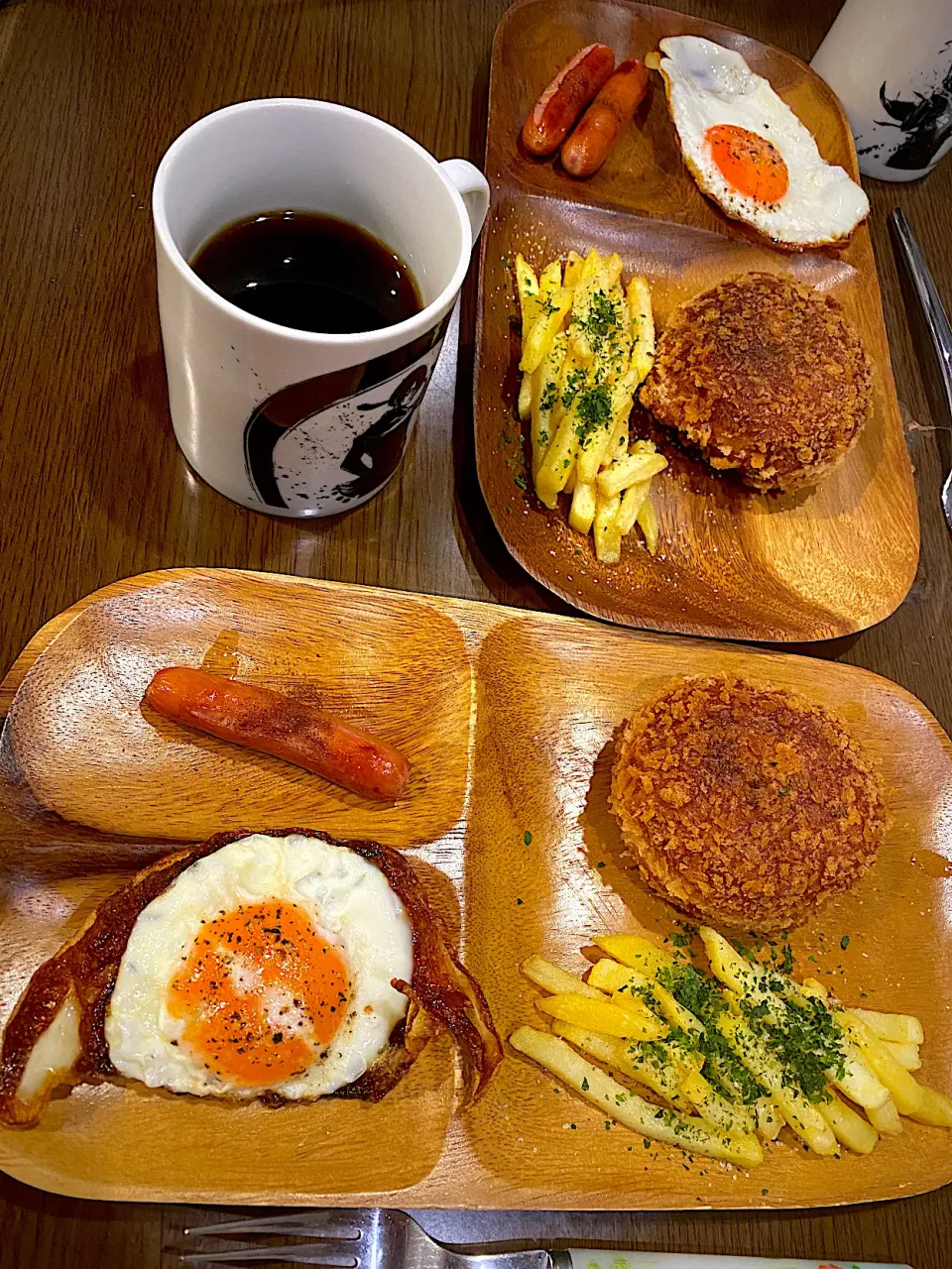 Snapdishの料理写真:目玉焼き　焼きソーセージ　フレンチフライ　カマンベールチーズ 入りバターチキンカレーパン　コーヒー|ch＊K*∀o(^^*)♪さん