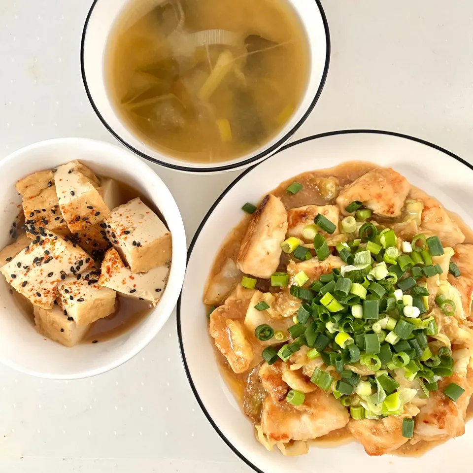 鶏胸肉とキャベツのうま味噌煮、厚揚げの煮浸し、お味噌汁|ららさん