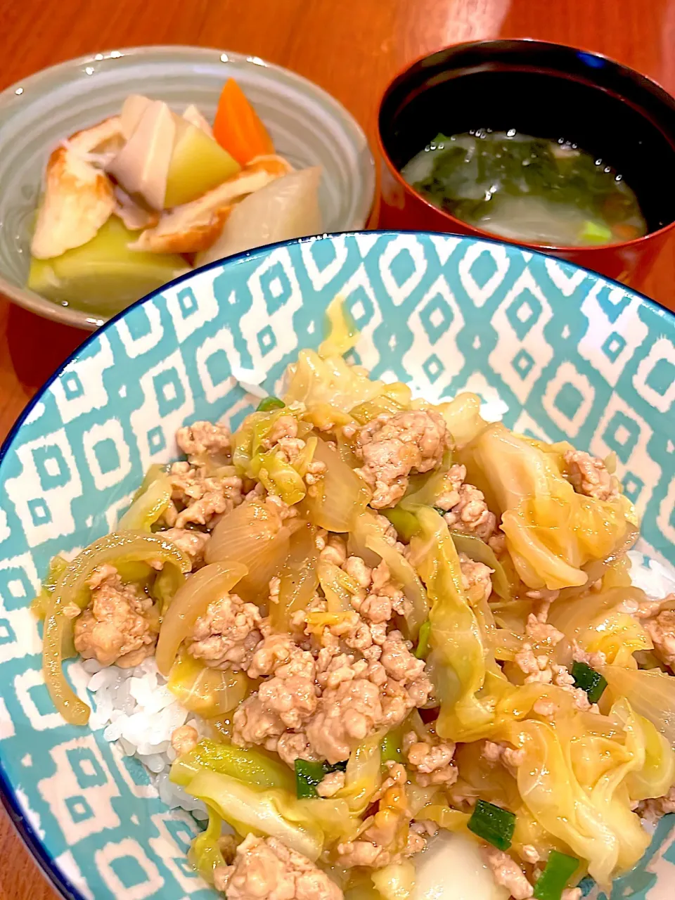 キャベツ中華丼　ナメコ味噌汁　煮物|とゆあさん