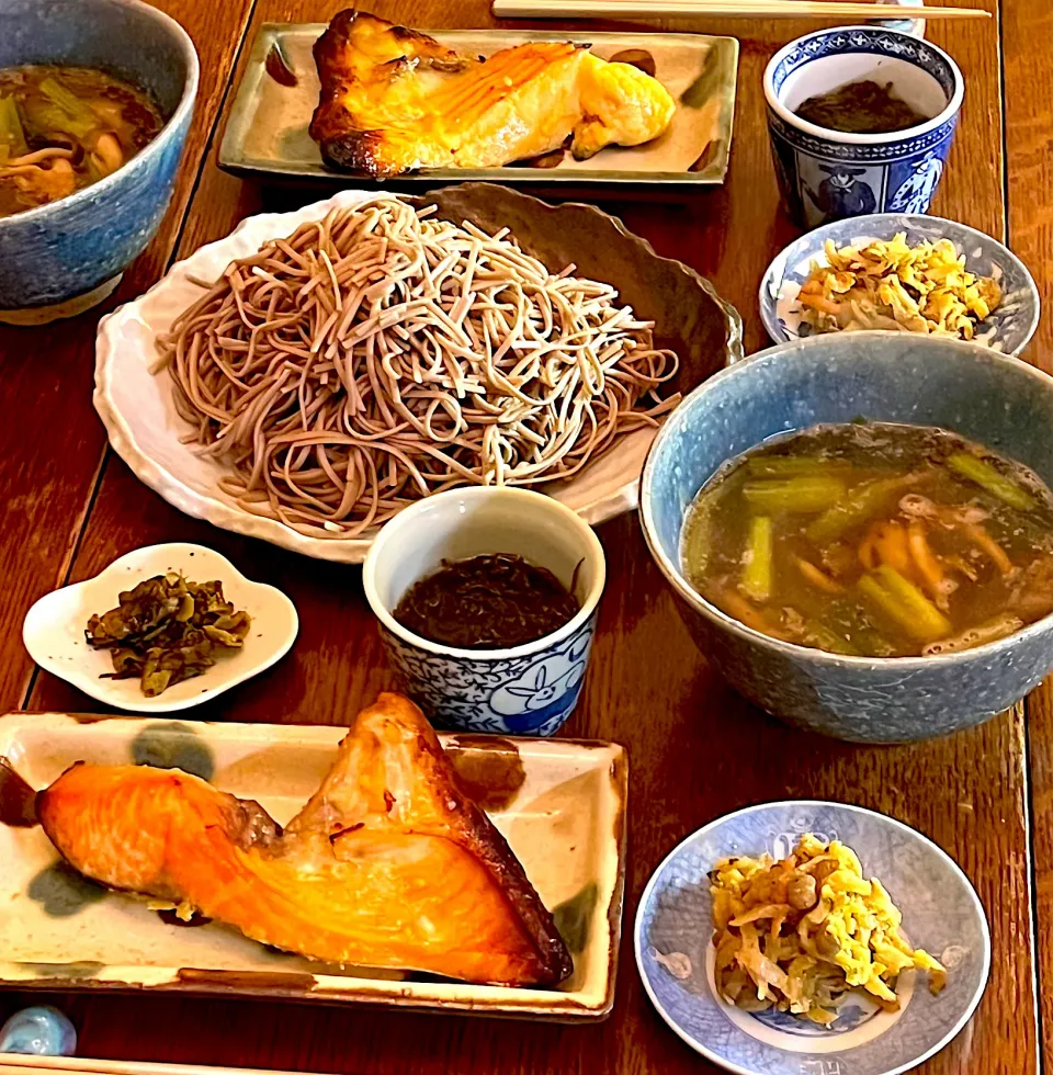 晩ごはん♯キングサーモンカマ焼き♯蕎麦♯つけ麺|小松菜さん