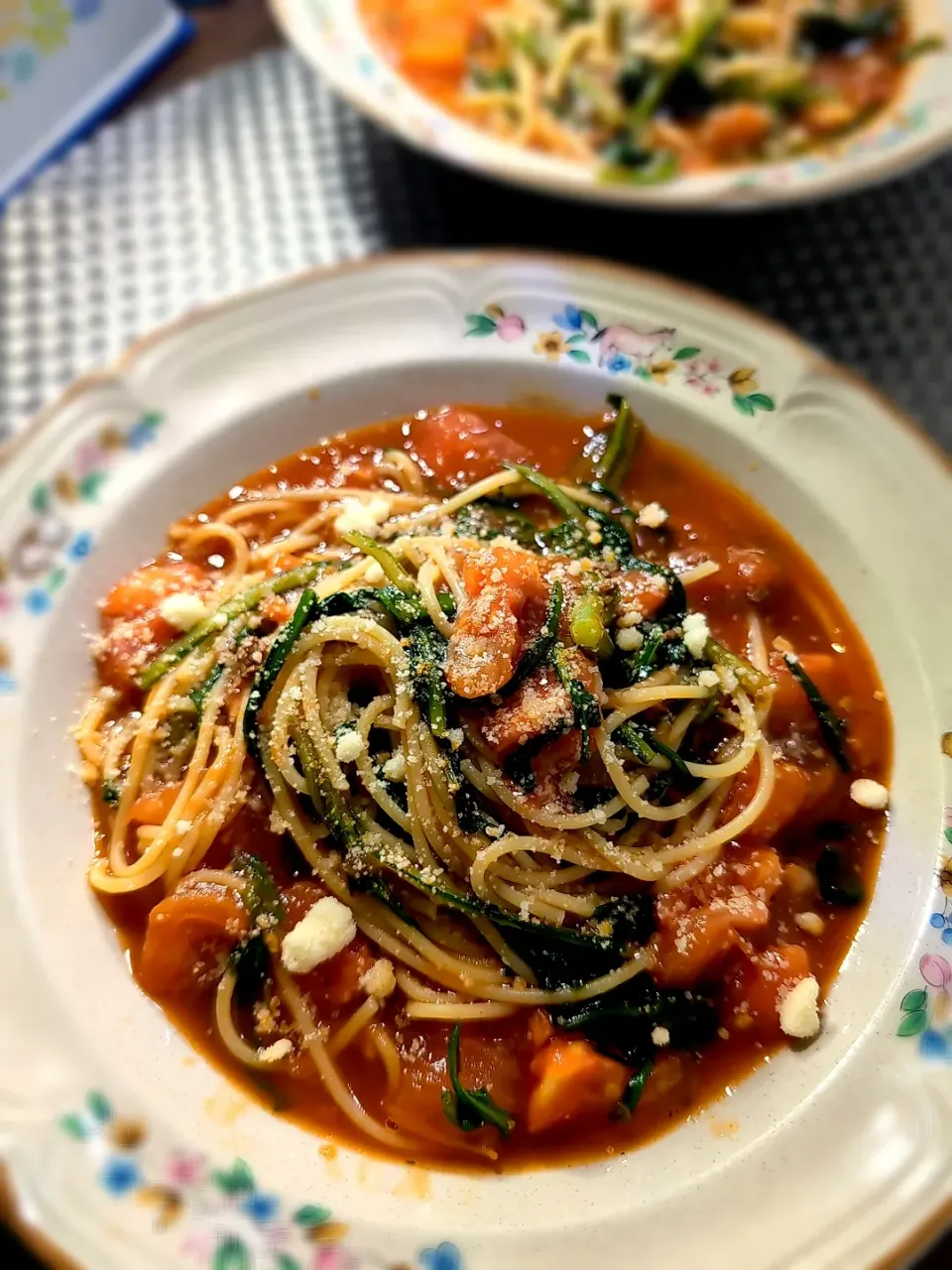 トマトと春菊のパスタ|テケテケさん