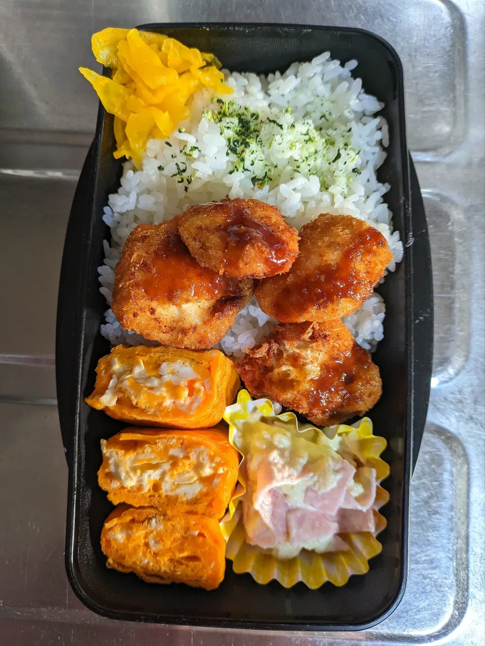 旦那弁当　2024/2/24

チキンカツ
玉子焼き
ポテトサラダ|ユキヨメ♪さん