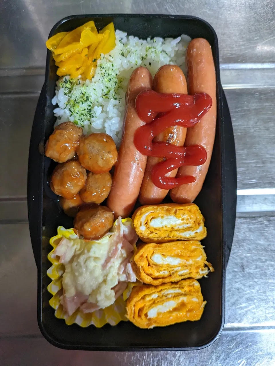 旦那弁当　2024/2/25

ミートボール
ウインナー
玉子焼き
ポテトサラダ|ユキヨメ♪さん