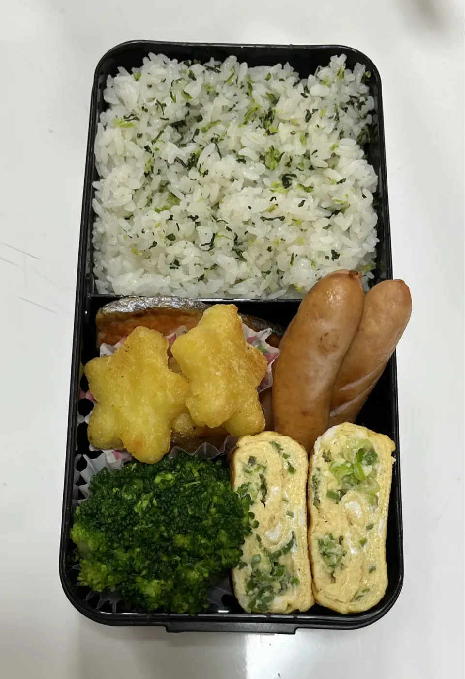 中学生弁当☆鮭☆星型ポテト☆ブロッコリー☆ウインナー☆葱入りだし巻き卵☆混ぜご飯（ひろし）|Saharaさん