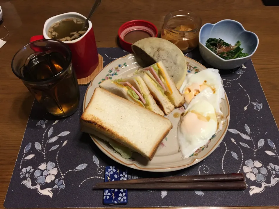 ホットサンドイッチ、生チョコメロンパン、蒸し目玉焼き、ほうれん草のお浸し、沢庵、タマネギスープ、烏龍茶(昼飯)|enarinさん