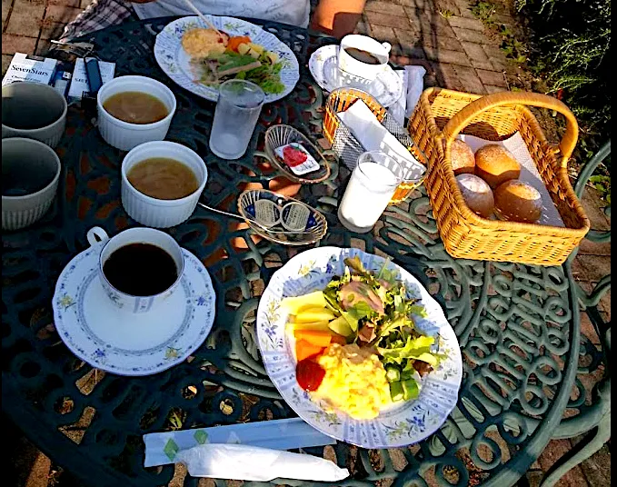 ローズマリーの垣根の庭で🌿.∘ある日の朝食|🐈⸒⸒⸒⸒つるのダンス🐈🐾さん