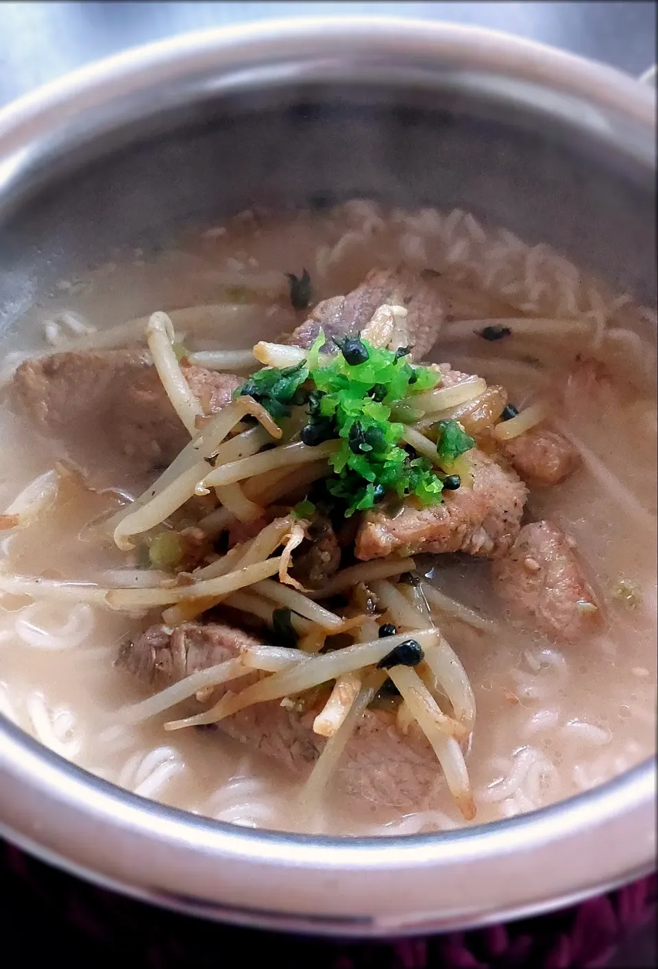 Snapdishの料理写真:うまかっちゃん🍜トッピングは、サメ炒め🦈|きつねさん