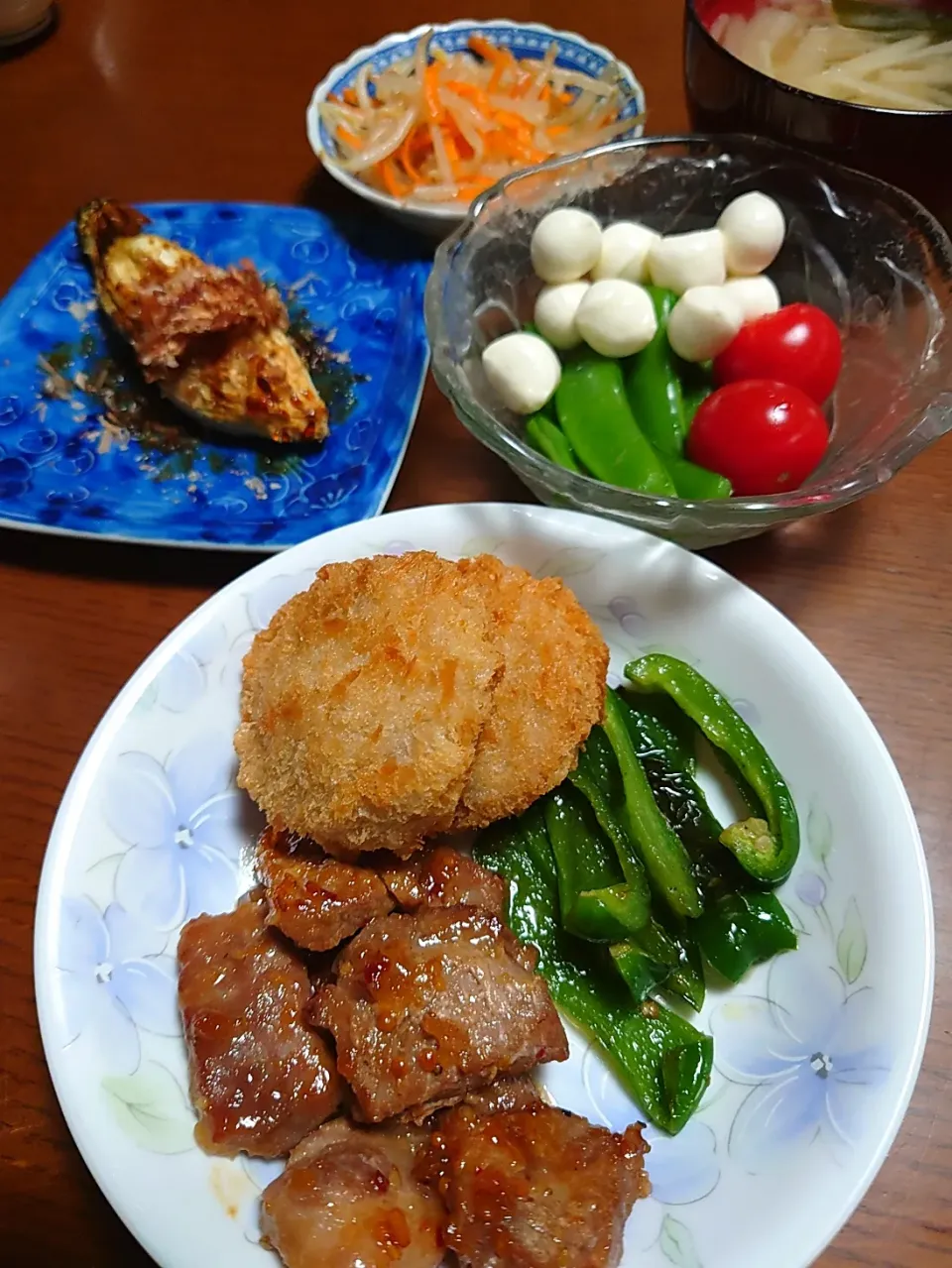 豚肉生姜焼き
ヒレカツ
スナップエンドウとモッツァレラチーズ
焼き茄子
もやしサラダ|ぱやさん