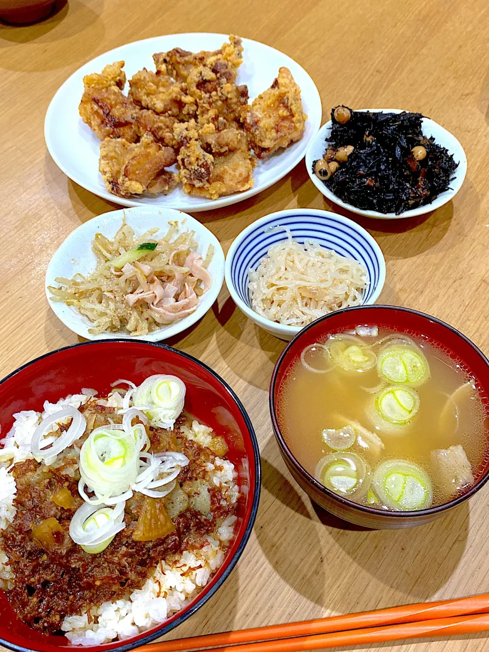 ナムル、からあげ、ひじき煮、たらこ白滝、豚汁、牛すじ丼。お腹いっぱいになりました！|りえはるさん