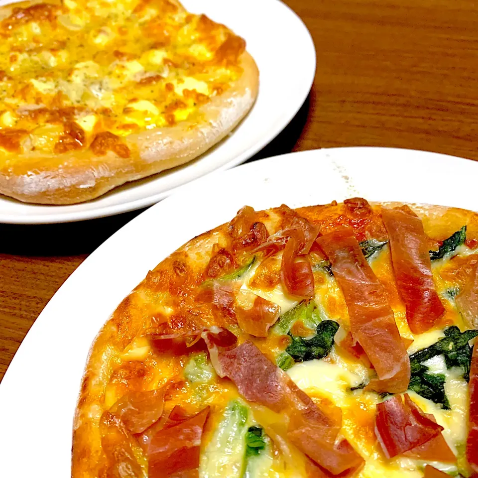 自家製ピザ🍕クワトロフォルマッジ、プロシュートとほうれん草のモッツァレラ|奏 kanadeさん