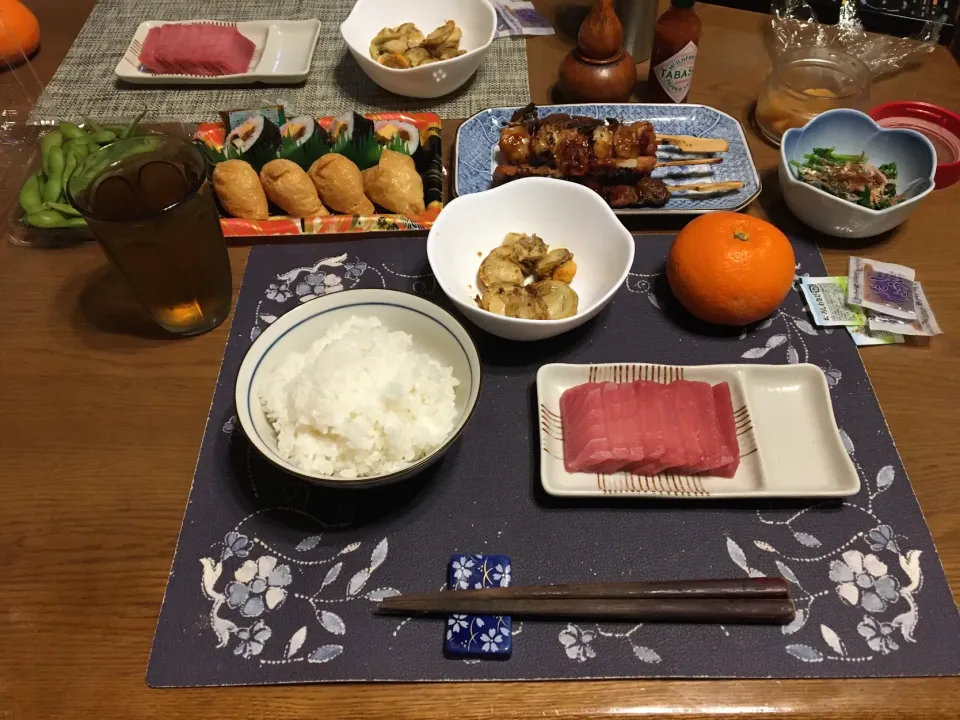 ご飯、大めばちまぐろの刺身、鳥レバー串、鳥もも＆ニンニク串、帆立のバター焼き、太巻き、いなり寿司、ほうれん草のお浸し、沢庵、烏龍茶、伊予柑(夕飯)|enarinさん