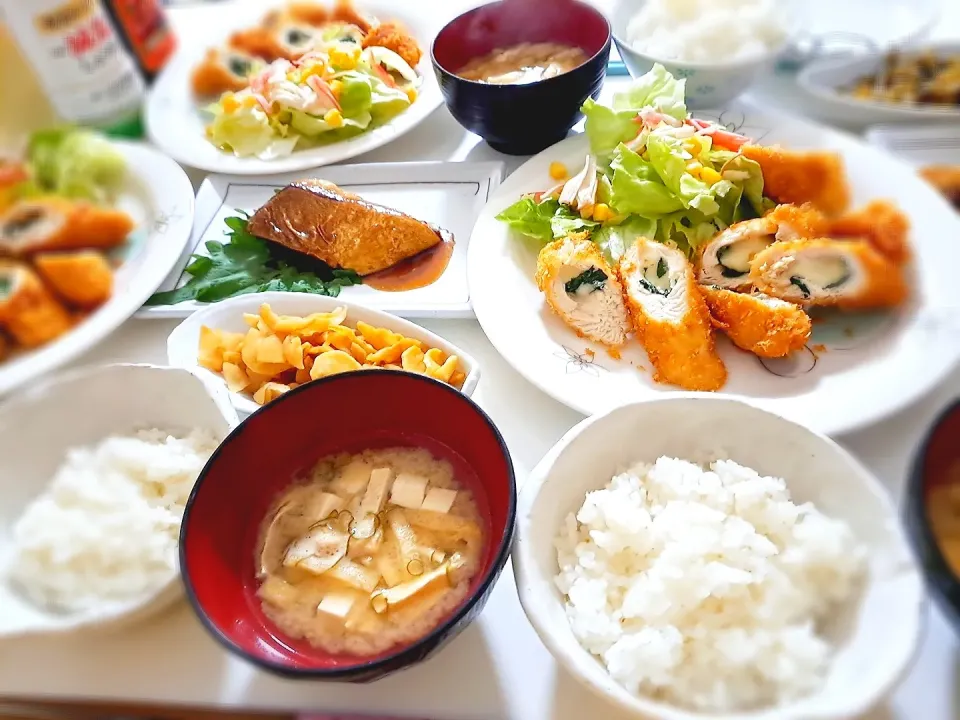 夕食(*ˊ˘ˋ*)
ささみのシソチーズ巻き＆サラダ🥗
ブリ照り焼き
漬物
おみそ汁(めかぶ、豆腐、油揚げ)|プリン☆さん