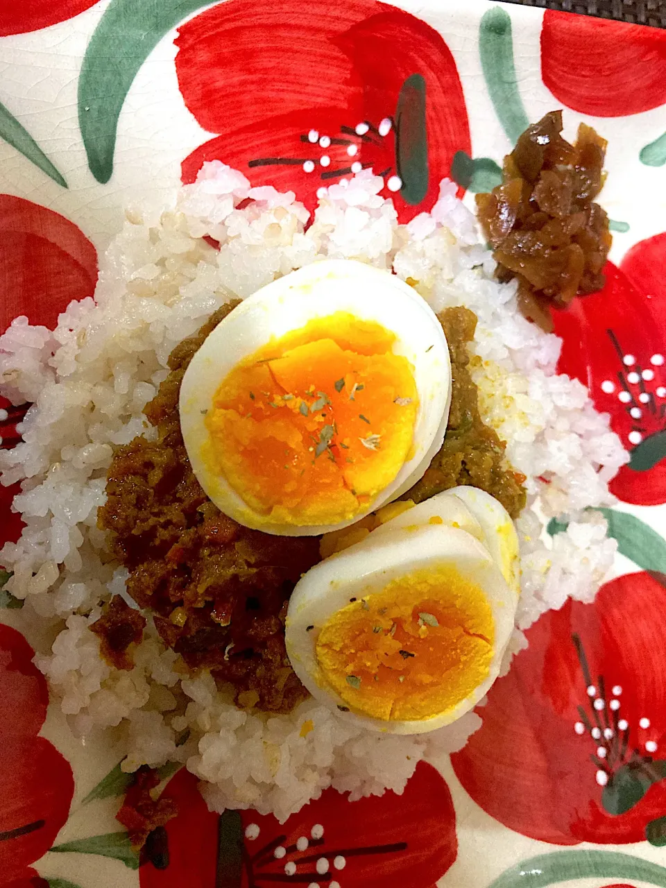 Snapdishの料理写真:電子レンジで作ったドライカレー🍛味噌、ケチャップ、ソース、砂糖茅乃舎の野菜だしを振り入れて、油は挽肉の脂だけでヘルシーです。|ナタママさん