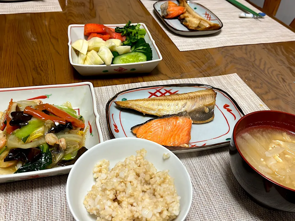 本日の晩御飯。焼き魚、八宝菜風炒め物、ぬか漬け、玄米ごはん、お味噌汁。|yukiさん