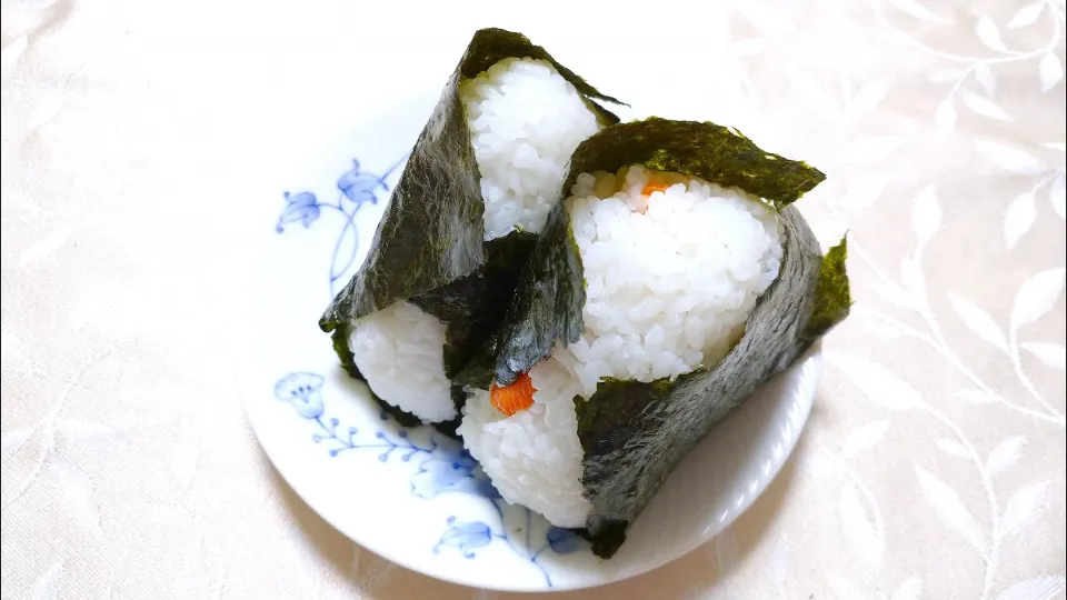 Snapdishの料理写真:2/26の夜勤弁当
塩鮭のおにぎり🍙|卯月さん