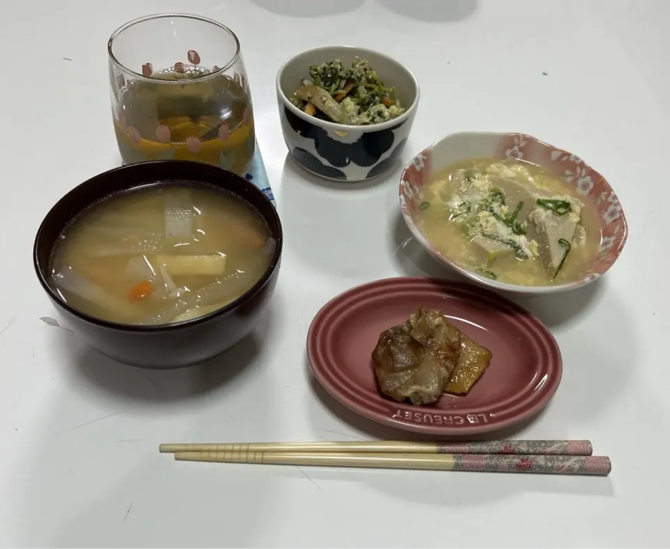 Snapdishの料理写真:晩御飯☆豆苗炒め（ツナ・人参・しめじ・卵）☆赤魚の煮付け☆高野豆腐（葱・卵）☆みそ汁（大根・人参・えのき・揚げ）|Saharaさん