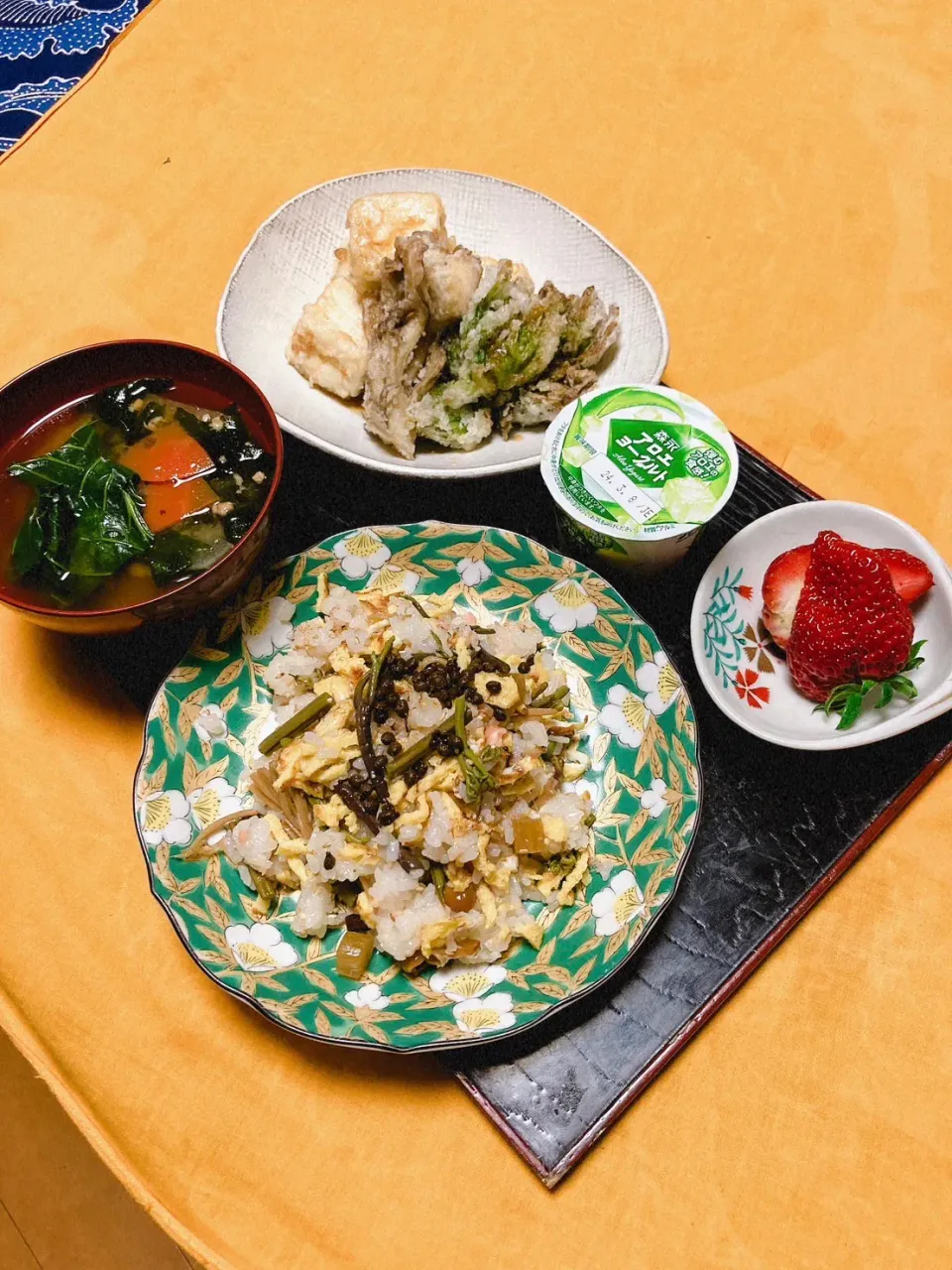 grandmaの晩ごはん☆ 今夜は昨日の鮭と山菜でばら寿司
揚げ出し豆腐に舞茸と初物のフキノトウをいっしょに、お味噌汁を添えて頂きます
イチゴ🍓は差し入れで…|kaoriさん