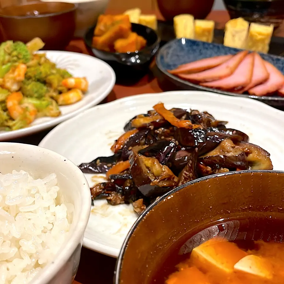 今日のお夕飯　　　　　　　　　　　　　　　　　　海老とブロッコリーのアーリオオーリオ🥦　　　　　茄子の味噌炒め　　　　　　　　　　　　　　　　　だし巻き卵と焼き豚|mokoさん