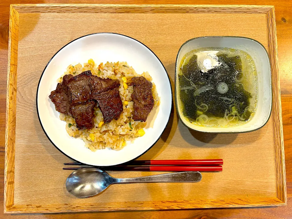 Snapdishの料理写真:パパの手作り夜ご飯(ペッパーランチ風ごはん、ワカメスープ)|cocomikaさん