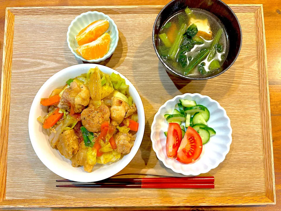 今日の夜ご飯(鶏ももと野菜のスタミナ丼、ミニサラダ、こまつな煮浸し、デコポン)|cocomikaさん